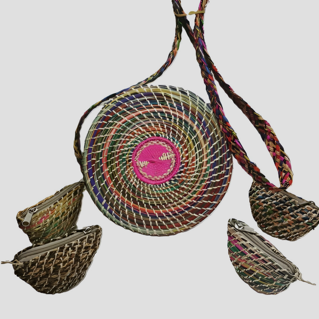 BOLSO ARTESANAL EN PALMA DE IRACA DE COLORES